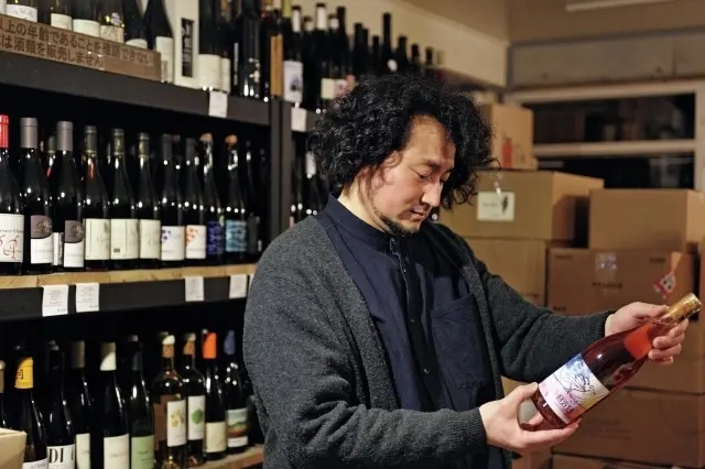 店主の知久さん。百貨店のワイン担当等を経て、’14年に開業