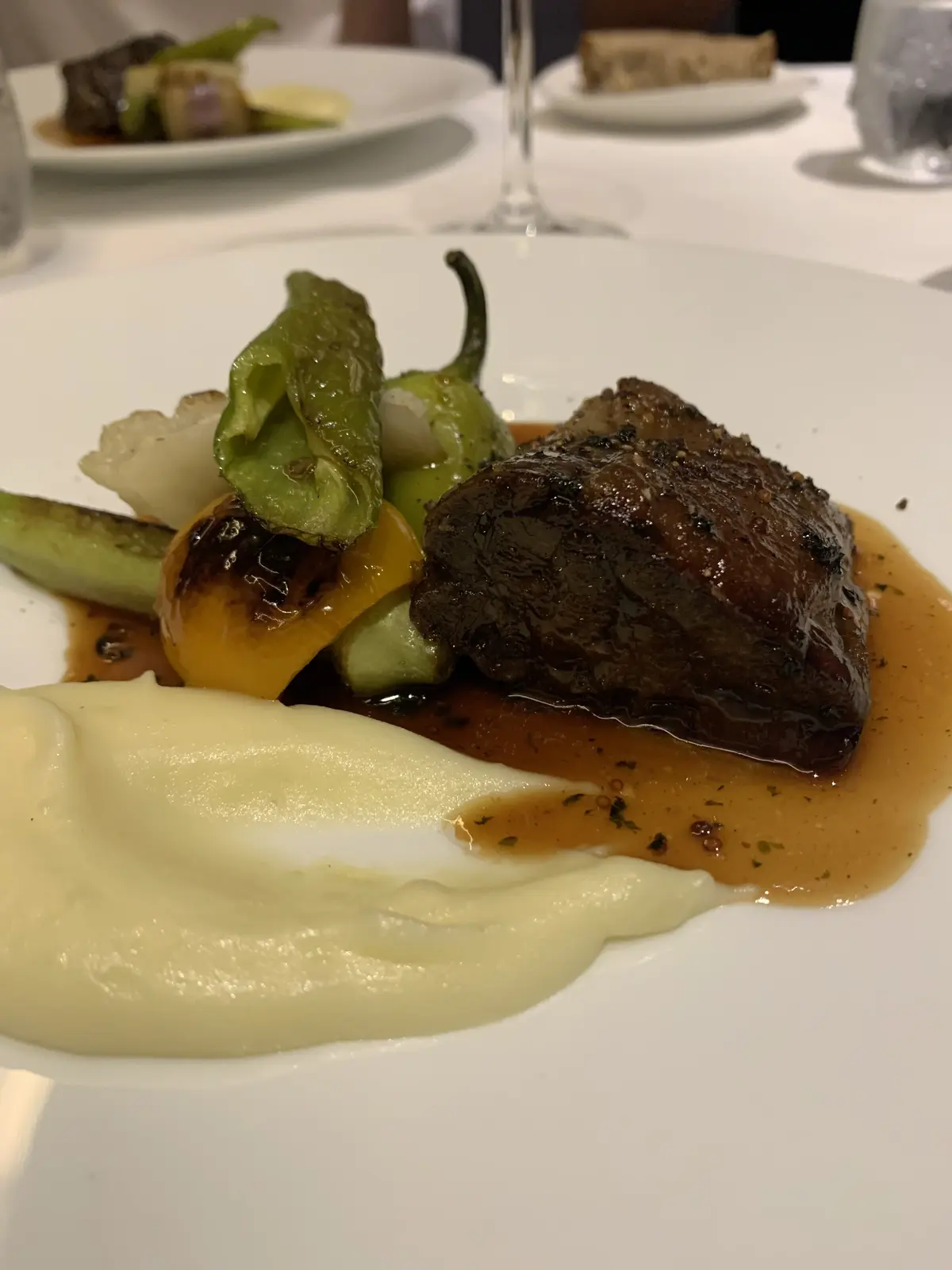 岩手県産短角牛すね肉のコンフィ　粒マスタードソース