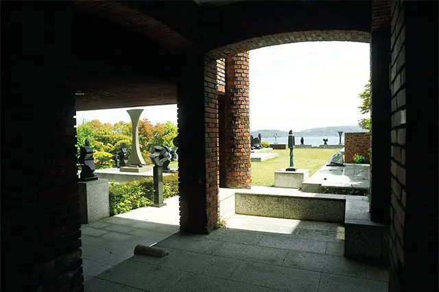 現地を訪れると、どこかで目 にしたことのある作品が見つ かるはず。