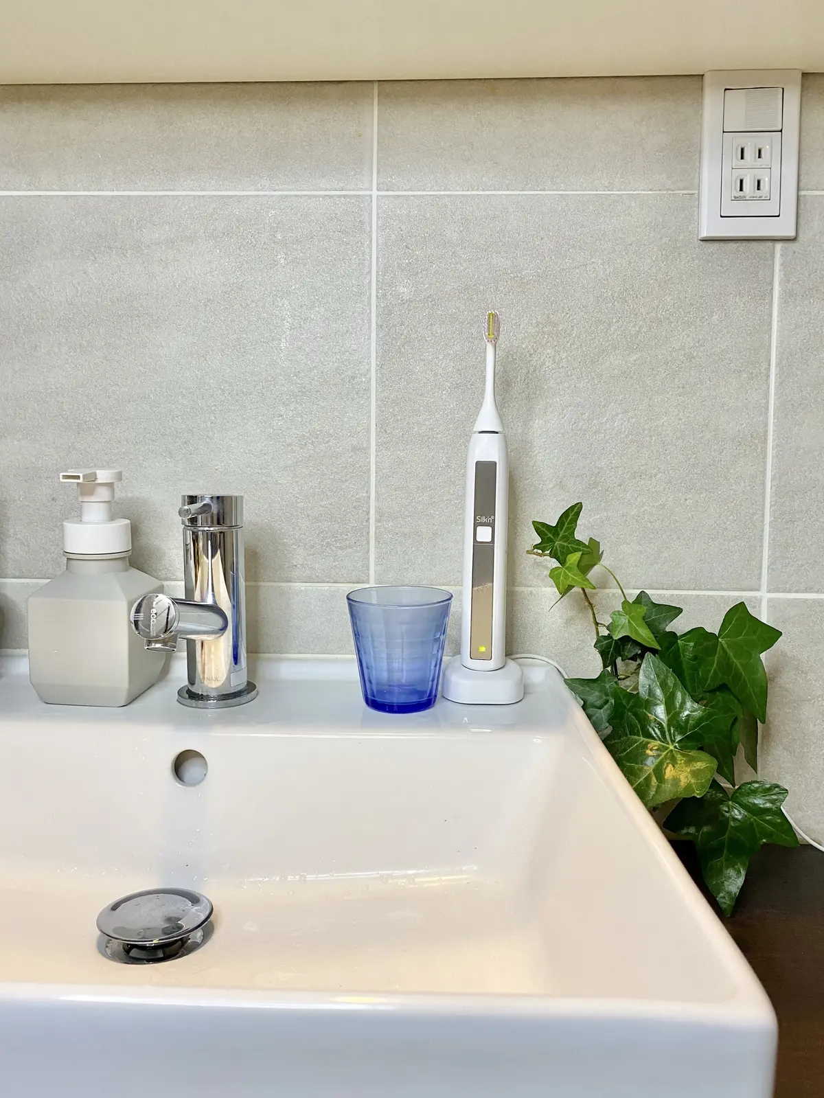 洗面所に置いても場所を取らない電動歯ブラシ