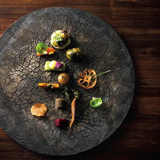 夕食の最初のひと皿は、道産さつまいも、鱒の燻製、芽キャベツ、玉ねぎの黒酢漬けほか、秋の野菜をふんだんに