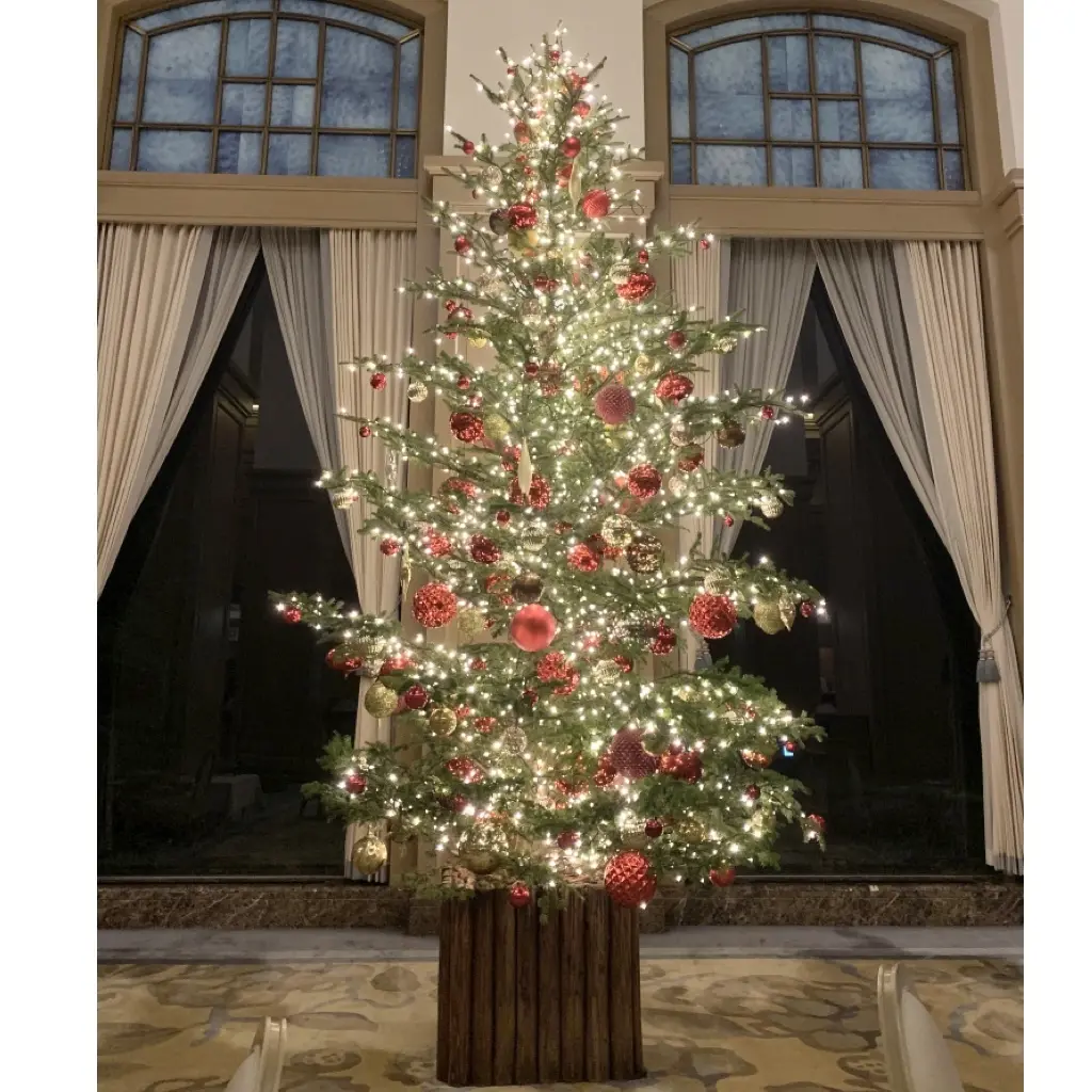 逸品キャメルコートを着てもみの木のツリーの画像_4