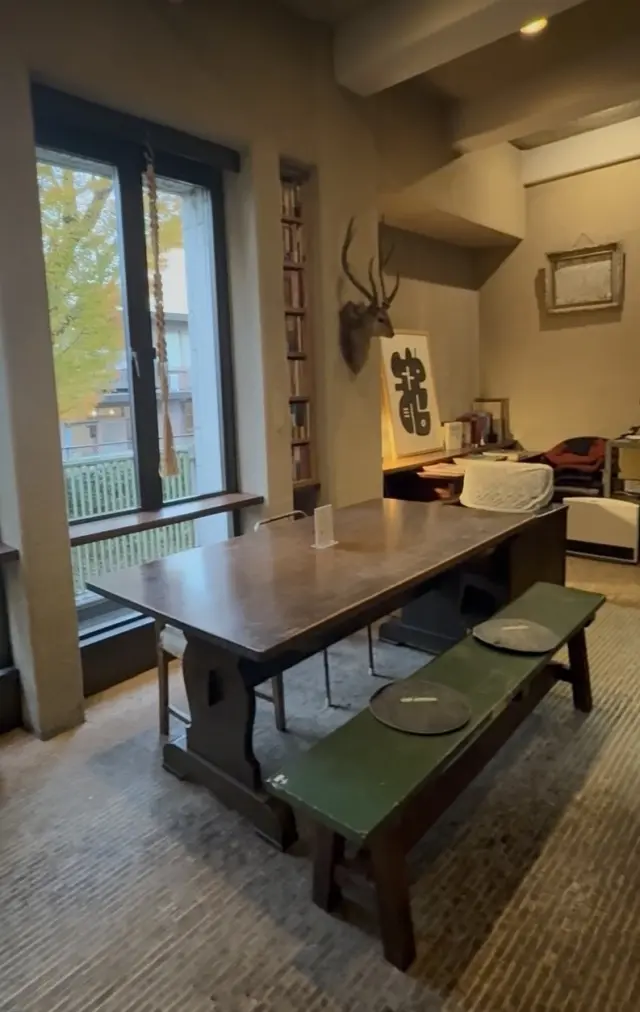 駒場公園の文壇カフェとイチョウ舞い散る銀の画像_5