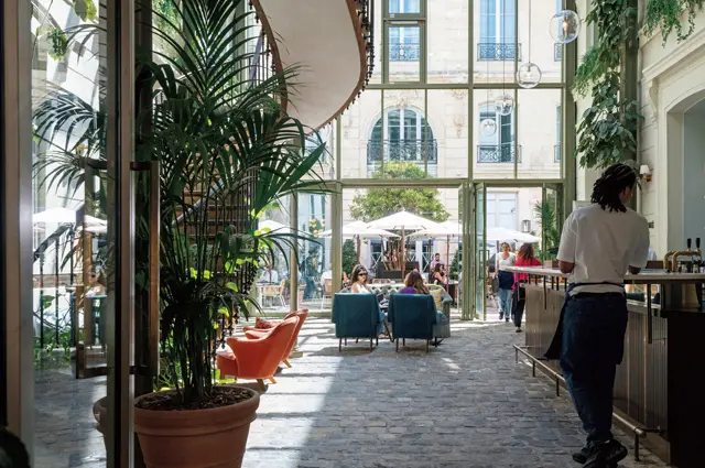 しゃれたカフェにでも入るような気分で訪れることができるホテル。若いスタッフが自然体でキビキビ働いている雰囲気もまたいい