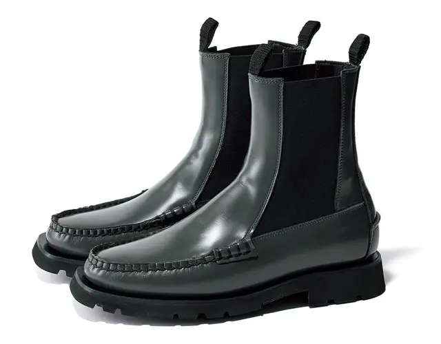 【Hereu（へリュー）】モカシンとサイドゴアがMIX。端正なムード漂うダークグレー