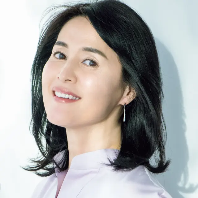 アイメイクで上まぶたトーンアップ