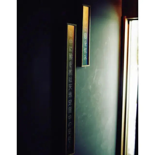 随所に飾られた現代アート作品も見どころ。文字をモチーフにした清水玲さんの作品