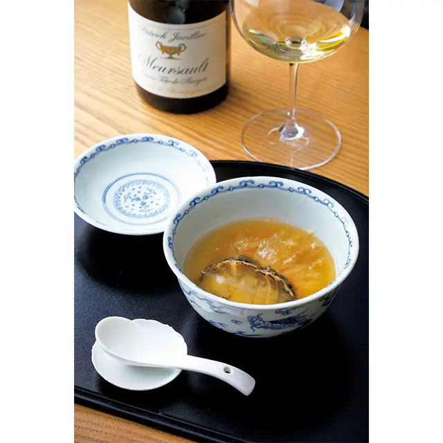 特別メニューの上湯で煮込んだフカヒレとアワビ（時価）。