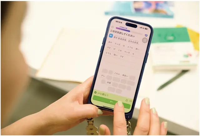 すき間時間に勉強しやすいのがスマホの語学学習アプリ「Duolingo」。この日は楽屋での待ち時間を利用。英語などを学ぶことも