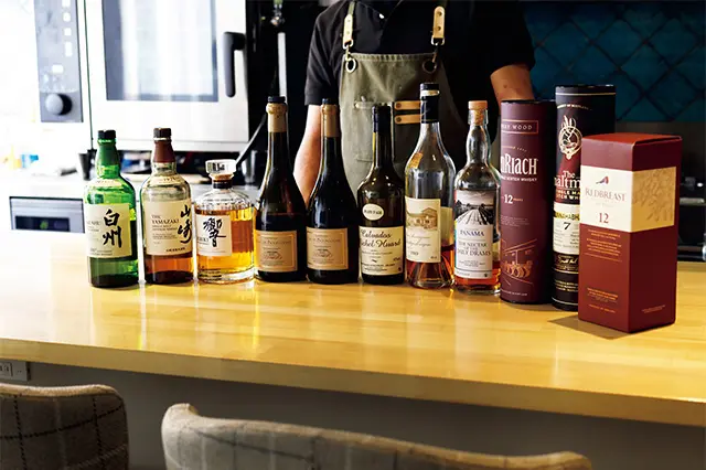 ワイン以外にも、 ウイスキー、ブランデー、ラム、 カルバドス、アルマニャックなど、 なんでもそろう。バー使いも可能