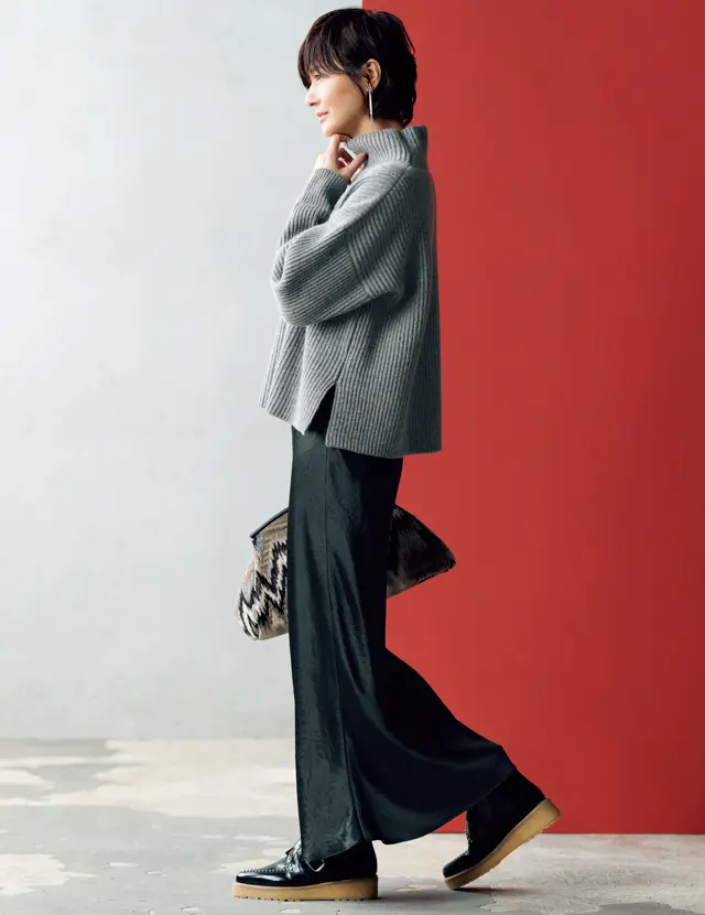 シルクサテンのスカートコーデの富岡佳子