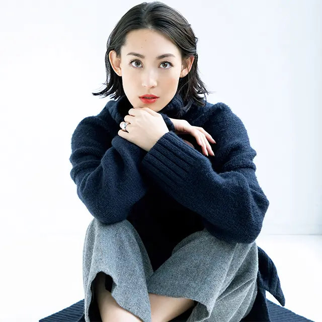 ゆるめのボトルネックニットコーデのLIZA