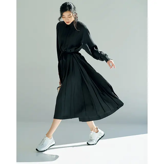 ブラックワンピースにスタイリッシュなハズし技