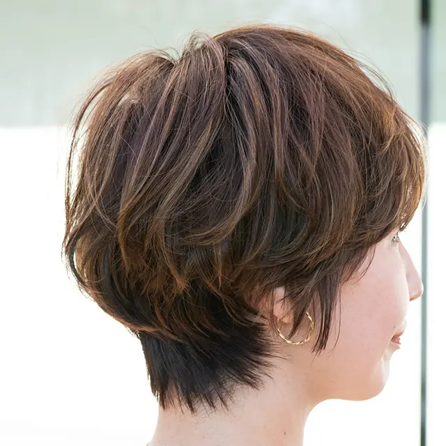 後頭部の丸みを美しく見せるために、襟足が首に沿うようにカットし、メリハリをつけているのもポイント