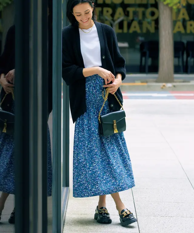 重ためのローファーとスカートをコーデしたRINA