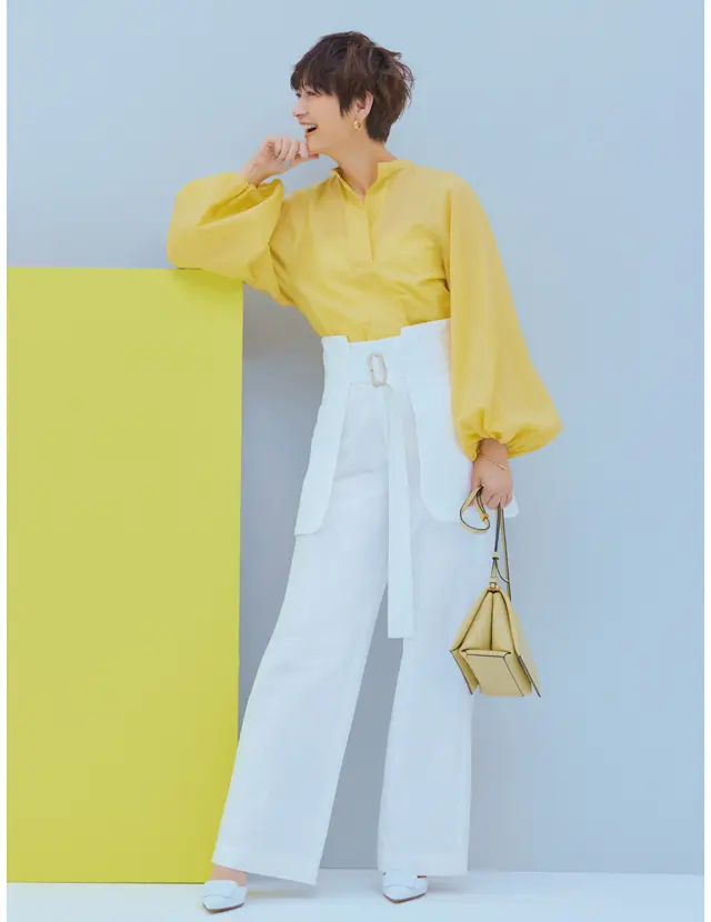 ドメルのイエローのブラウスの富岡佳子