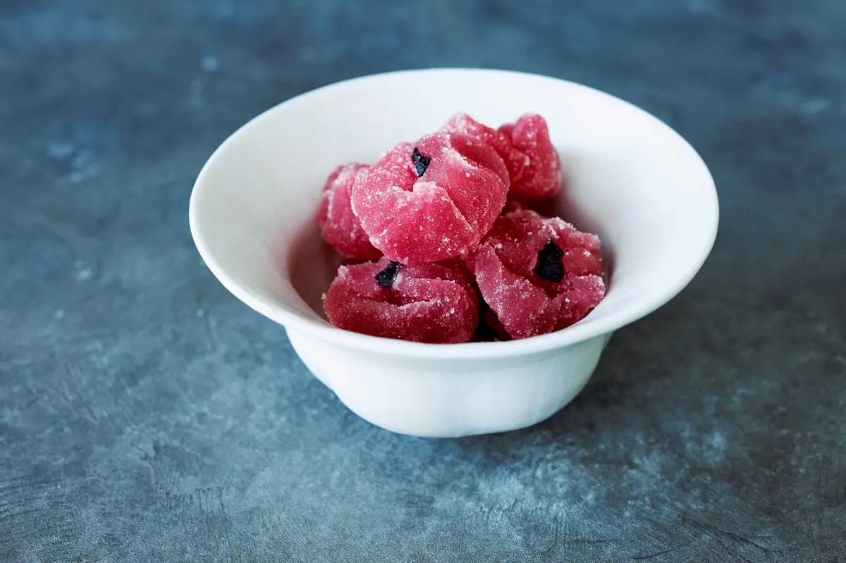 地元では贈答に人気　菓子の館 とね「梅干の画像_1