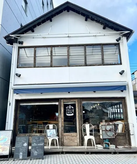 おやつとやまねこ海辺店の外観