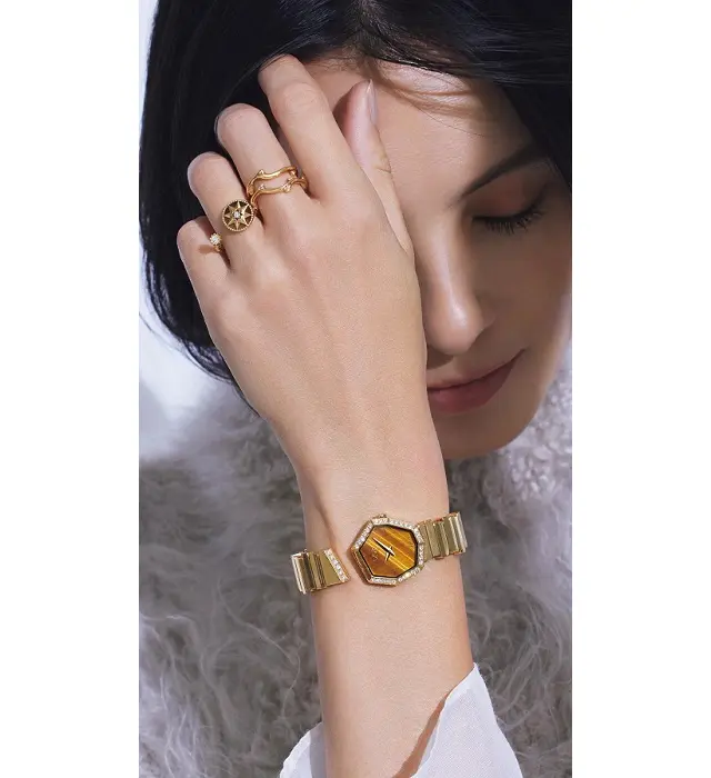 独創的なフォルムを手首に優しくなじませて