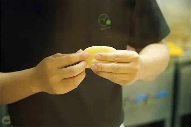 点心を作る見事な手さばき