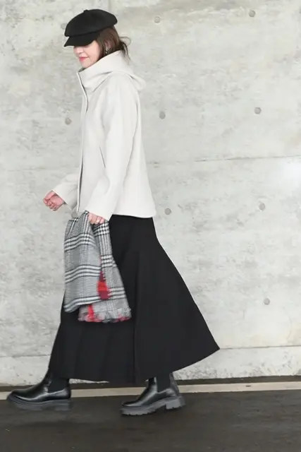 GUコージーメルトンショートフーディコートにキャスケット帽をプラス