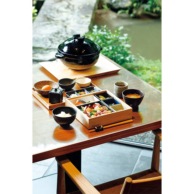 朝食は写真の和 朝食、湯葉とゆずのお粥 がメインの養生朝食、洋 朝食の3種類。