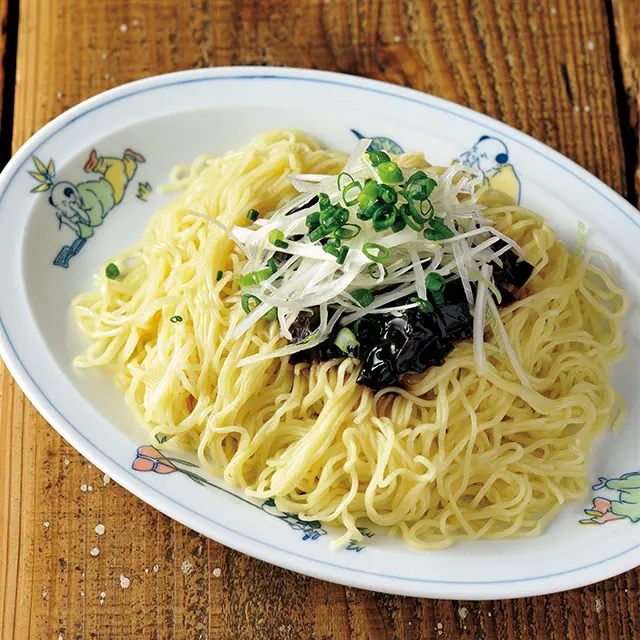 葱油拌麵￥750。香港の卵入りの麵はコシがあり、 つまみにもよい