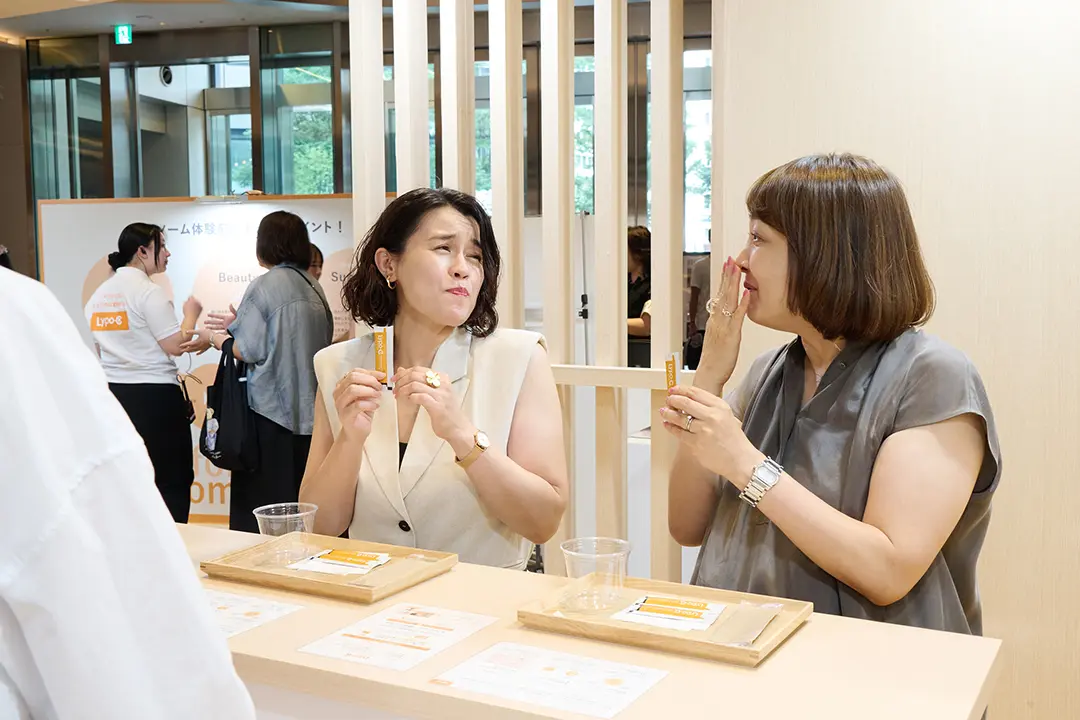 華組の水口宜子さん（左）と梅澤千佳子さん（右）　リポC　イベント　試飲　トライアルの様子