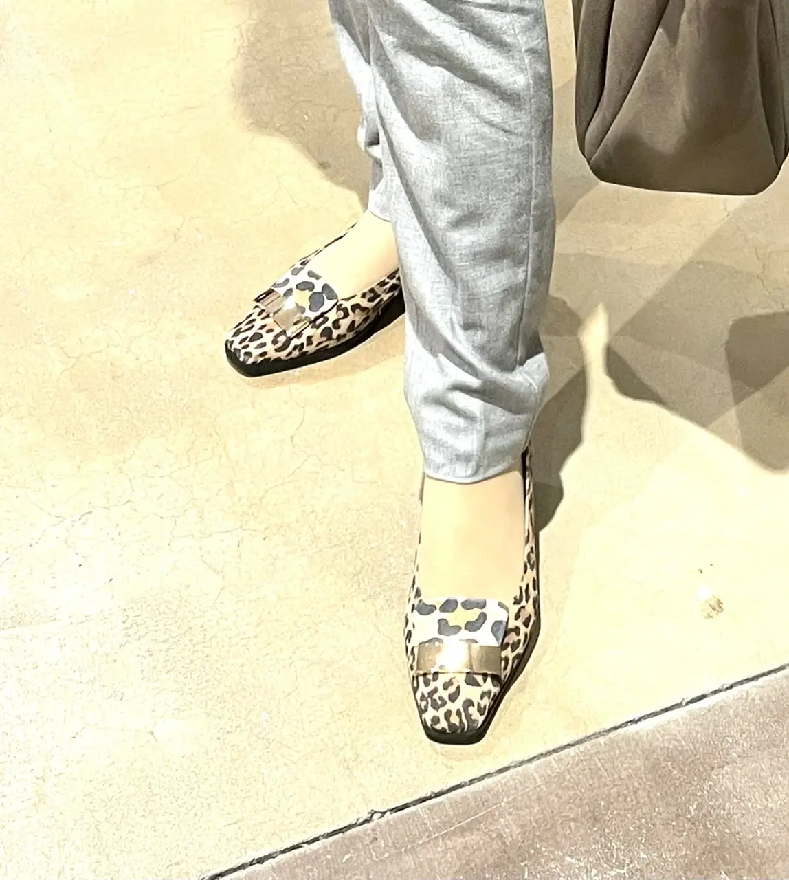 「ライトなグレー」と「濃いベージュ」コーの画像_4