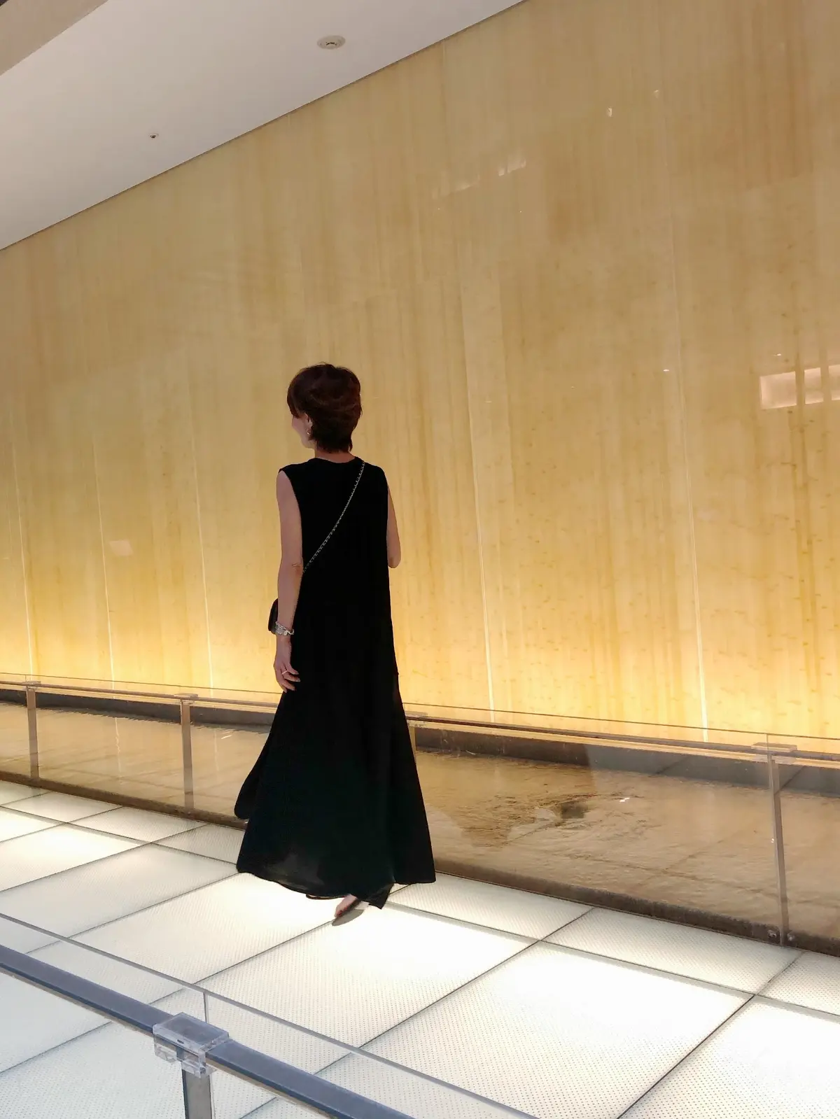 しなやかで華やかATONの黒ワンピの画像_5