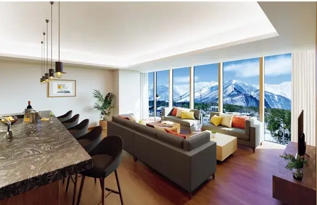 窓に北アルプスの絶景が広がる開放的なリビング。オープンカウンターのキッチンつき