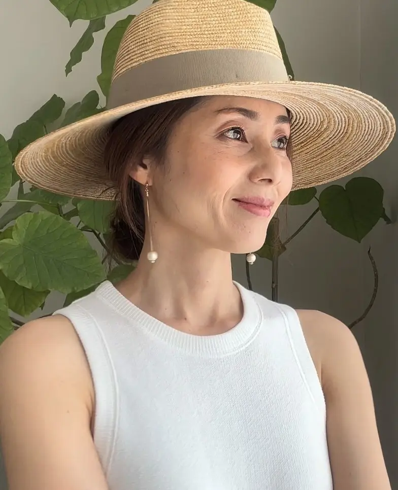 マニッシュな帽子は、ヘアも極力シンプル＆コンパクトに