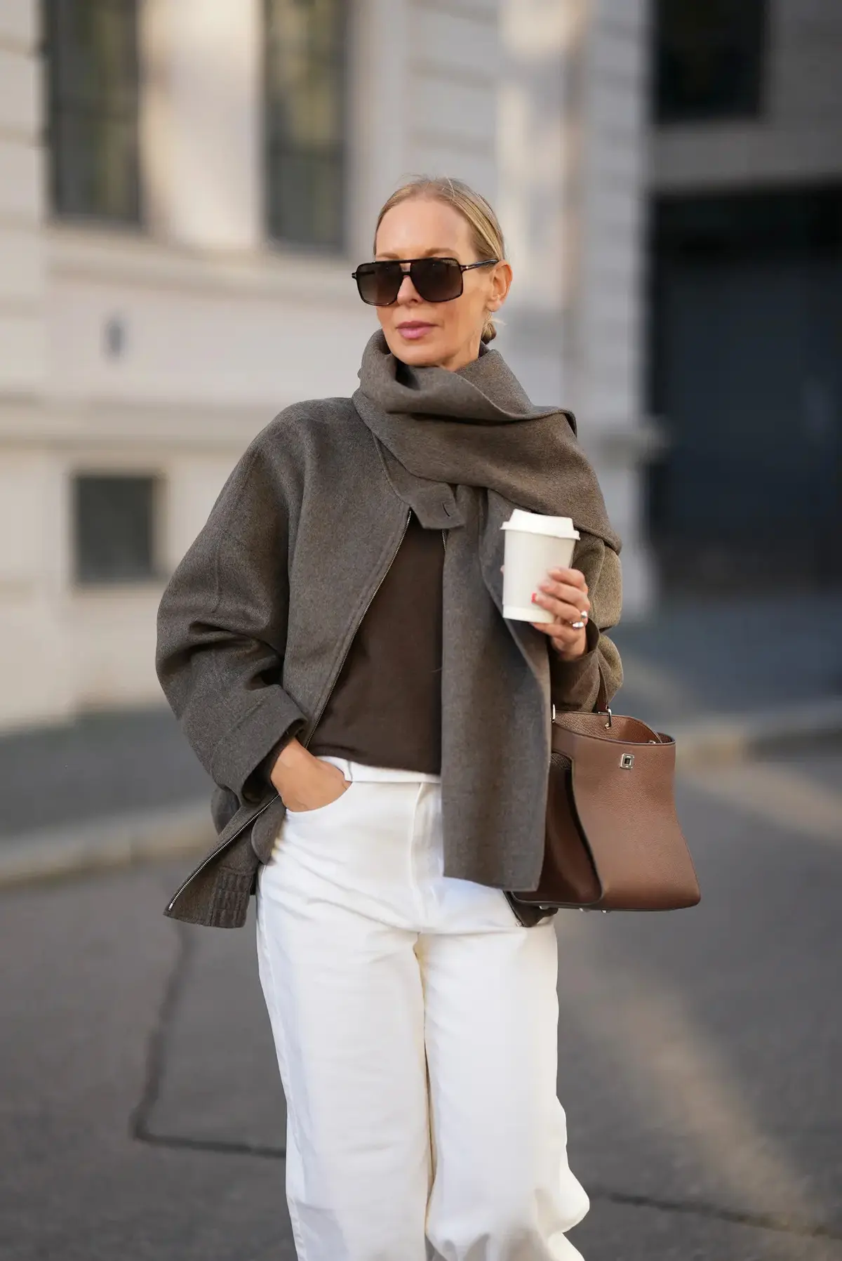 シックな配色でカジュアルコーデを格上げ