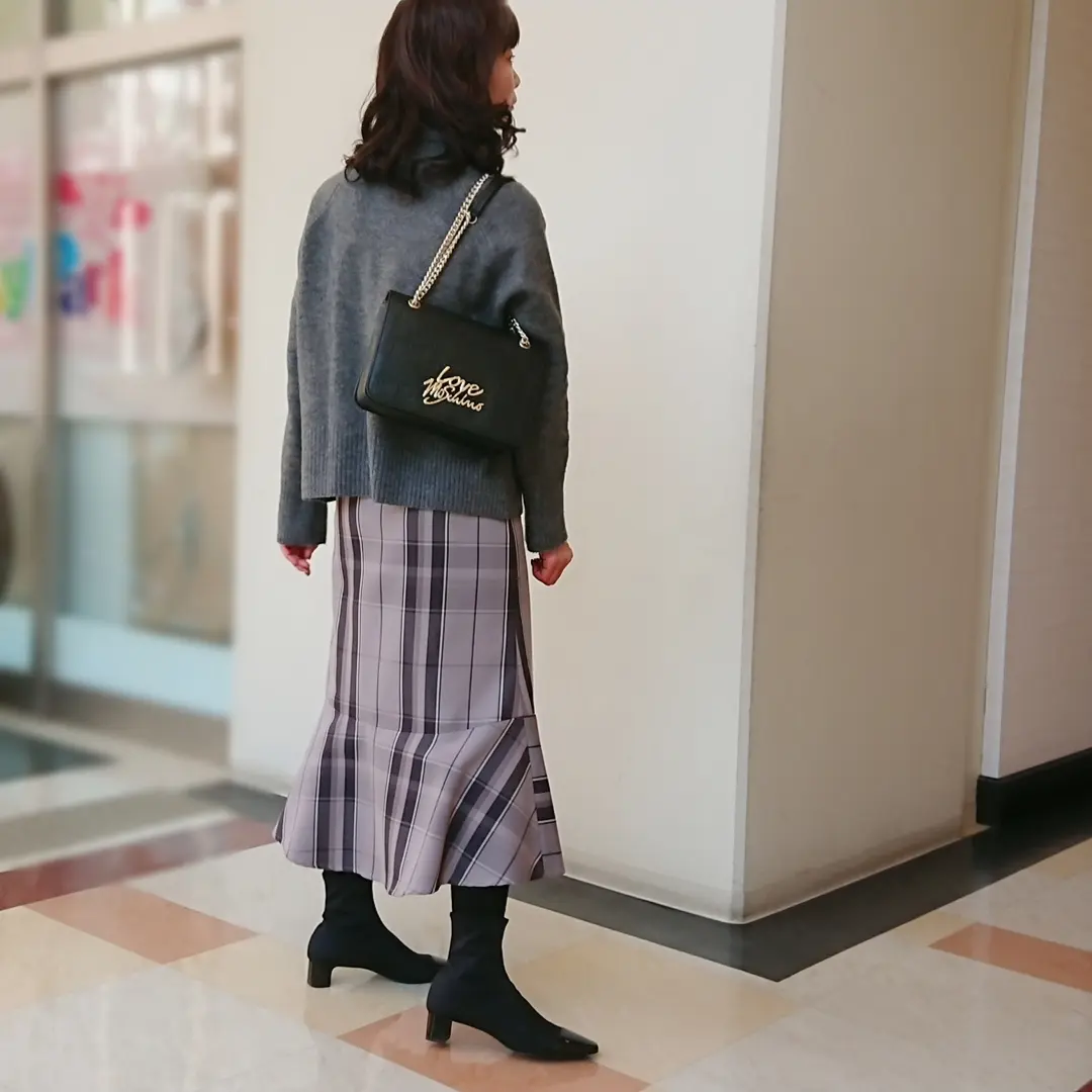 グレータートルニット  マーメイドスカート  チェックスカート  チェーンバッグ