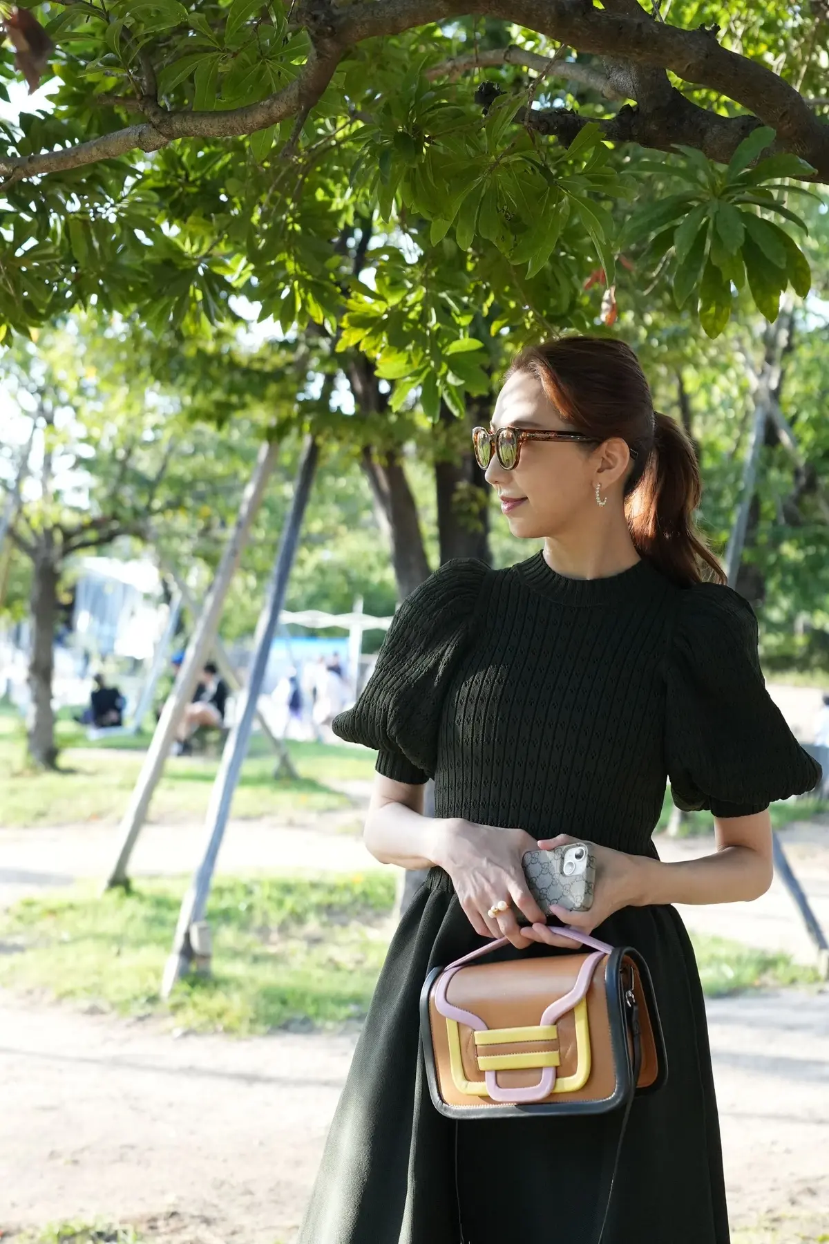 秋の陽だまりに大人可愛いモスグリーンワンの画像_9