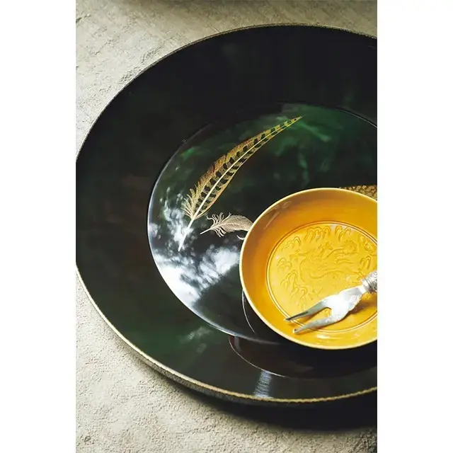 八寸皿はそのまま皿として使っても、お膳がわりに豆皿をのせても。