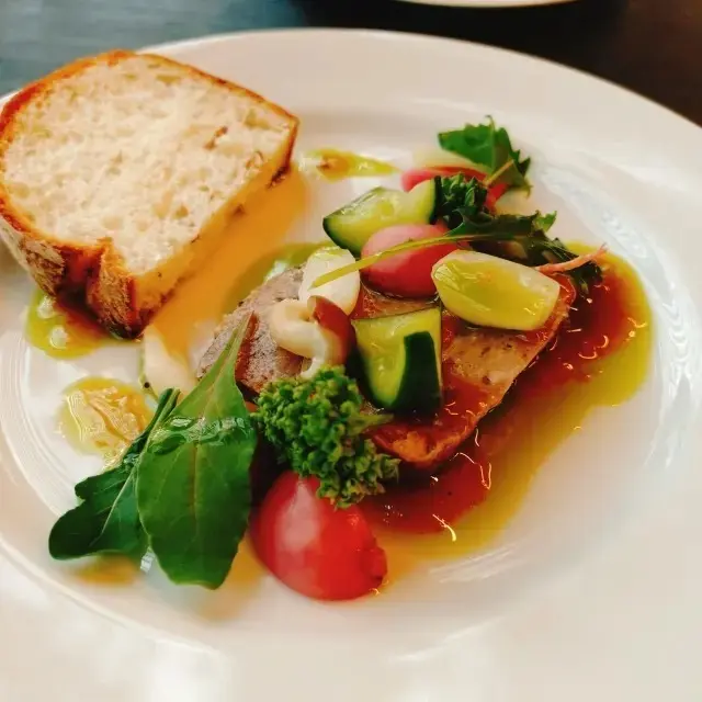 前菜のパテ。酸味が効いたソースとワインとよく合います