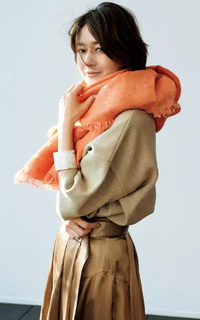 “アソースメレ”の別注カラーストールコーデの富岡佳子