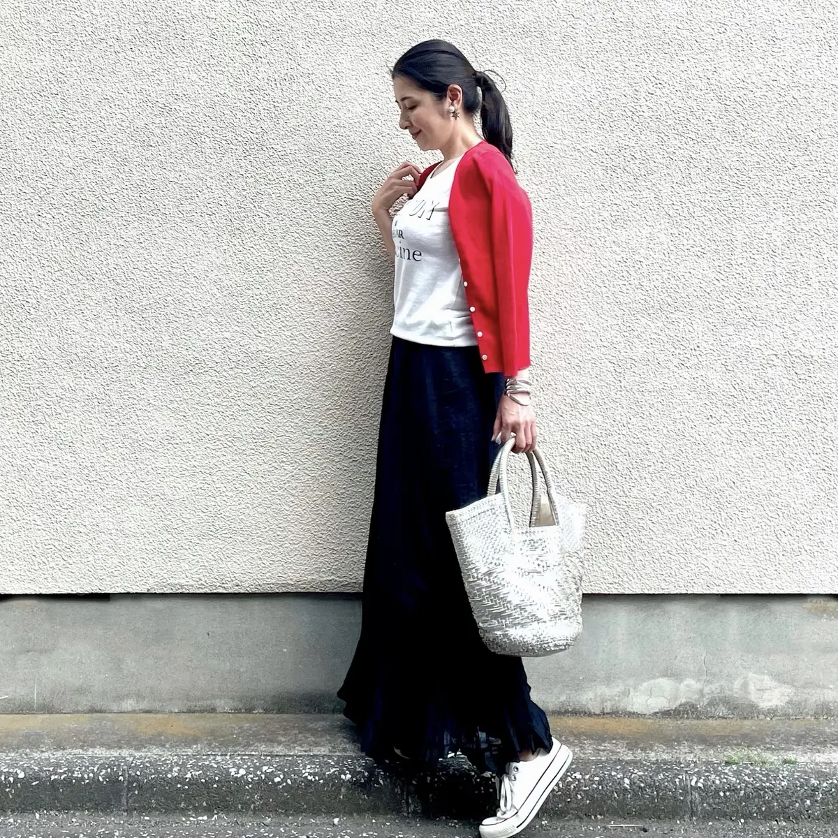 黒マキシスカート、白ロゴTシャツ、赤カーディガン、シルバーメッシュトートバッグ、白スニーカー