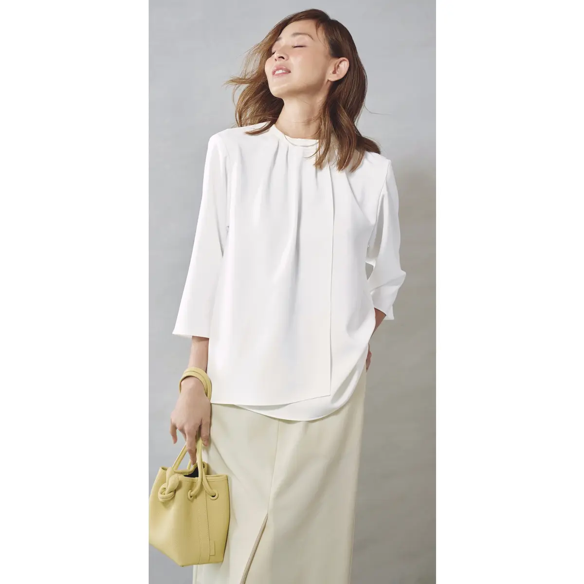 白ブラウスとオフ白タイトスカートのコーディネート　モデル・SHIHO