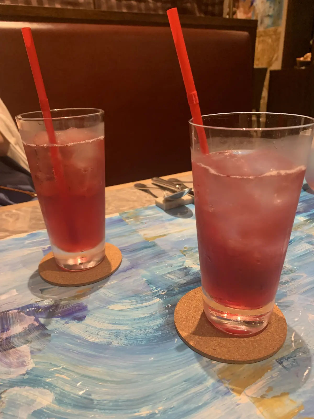 冷たいクランベリーのドリンクで乾杯