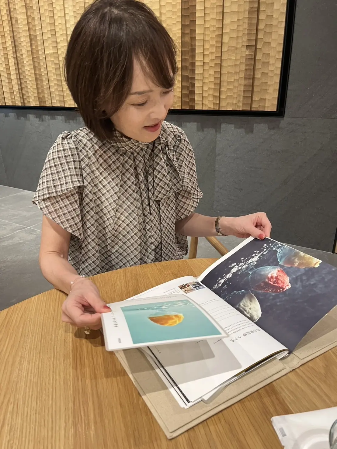 東京ミッドタウン日比谷のレクサスカフェでかき氷を選ぶ女性