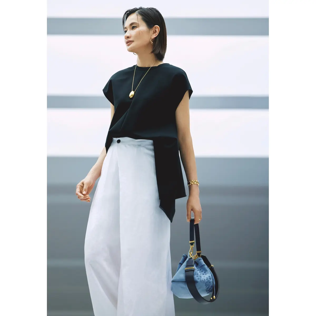 黒カットソーにしろワイドパンツを合わせたモノトーンコーディネート　モデル・渡辺佳子