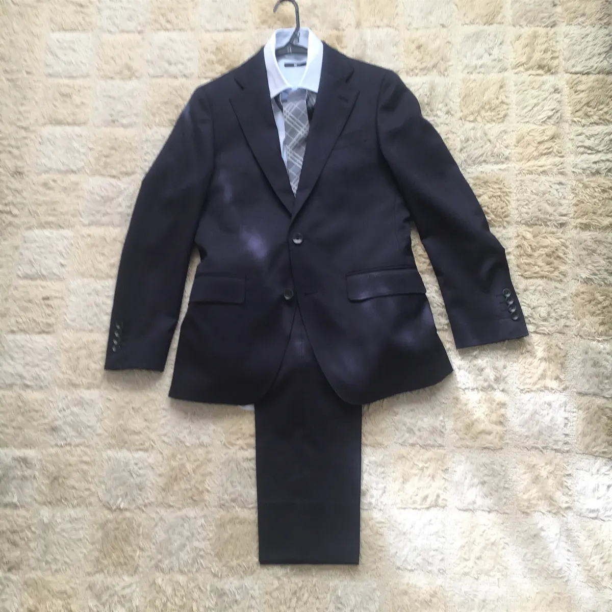 購入したスーツとブルーのシャツ、シルバーのネクタイ