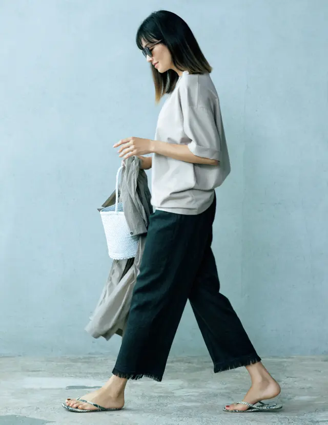 リラクシーな着こなしは黒で一気に引き締める