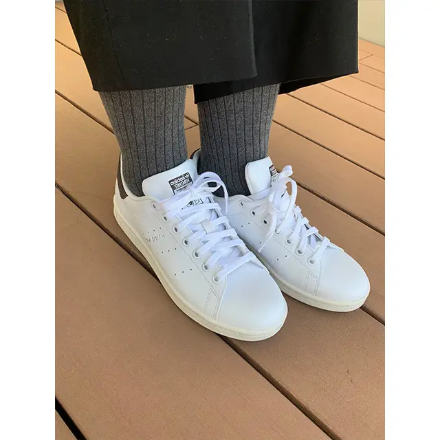 アディダスの「スタンスミス」スニーカー（エクラ本誌副編集長S川）