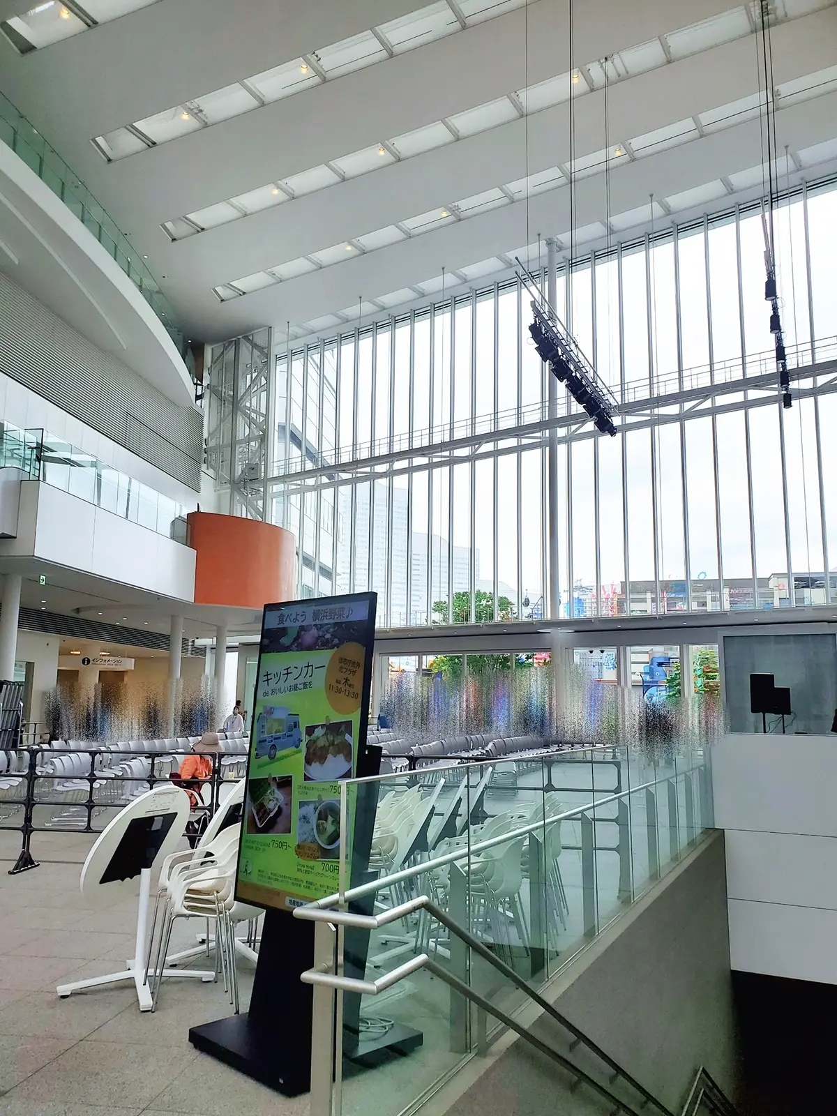 イベントやコンサート等も開催される広々とした1階のアトリウム