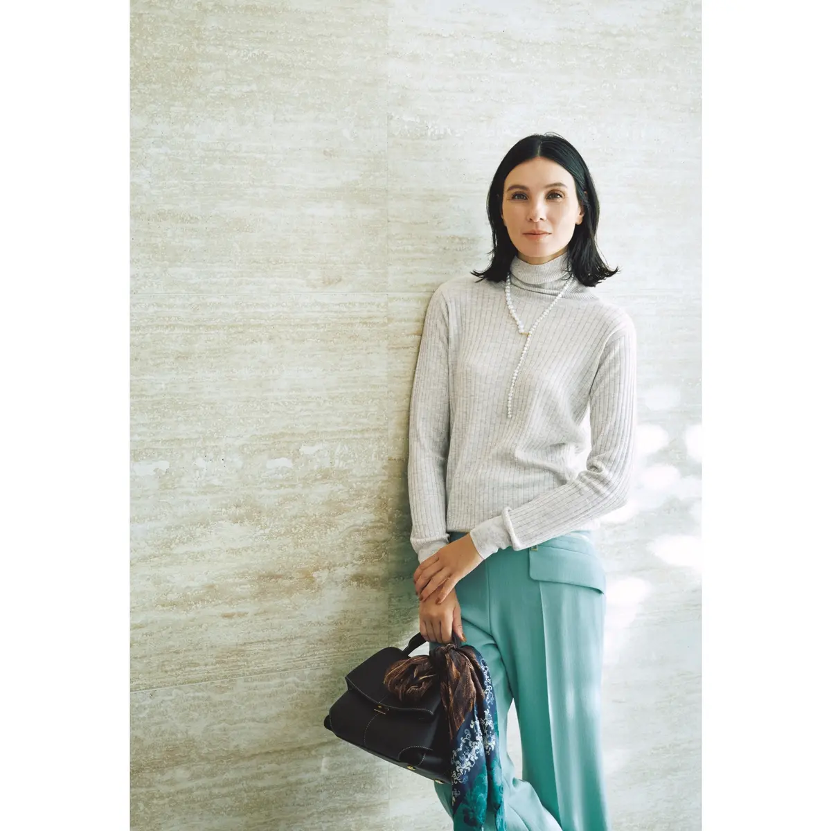 ライトグレーのリブタートルニットにミントブルーのパンツを合わせたコーディネート　モデル・田沢美亜
