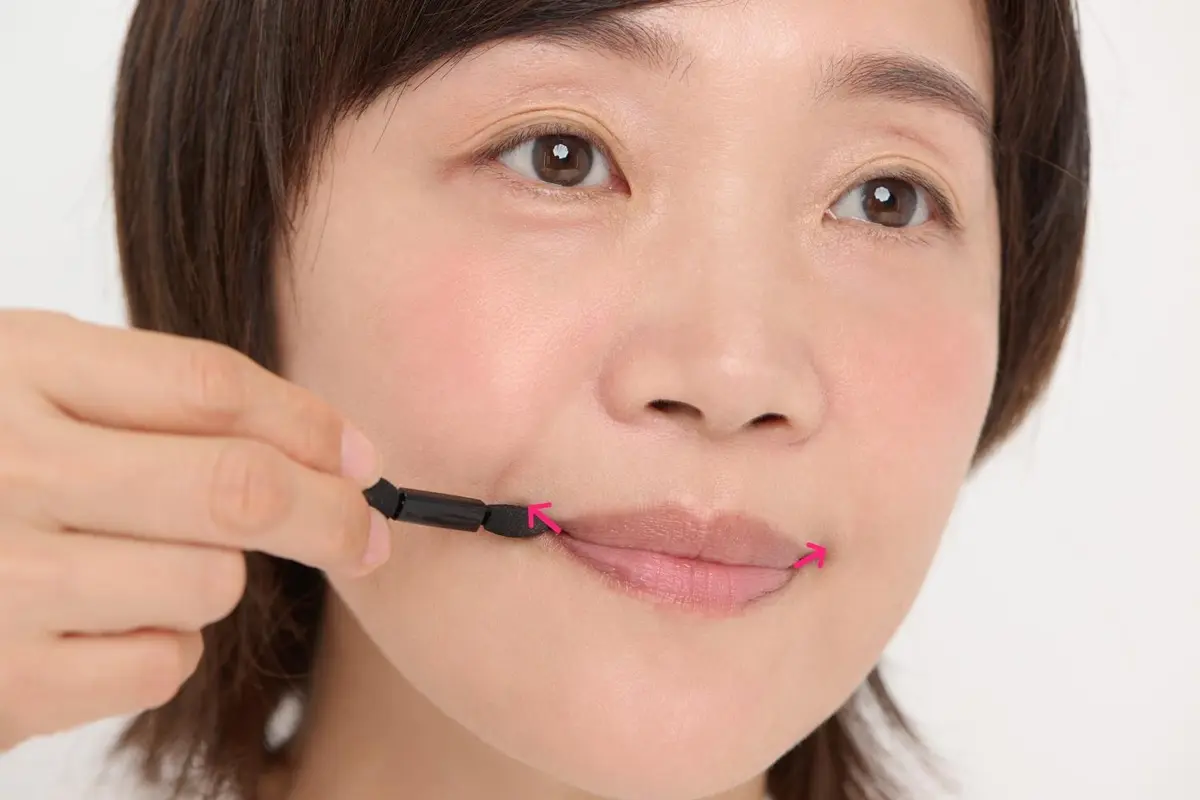 OurAge×Webエクラ　口角に淡いブラウンのシャドウを入れて斜め上方向に「3mmの影」を