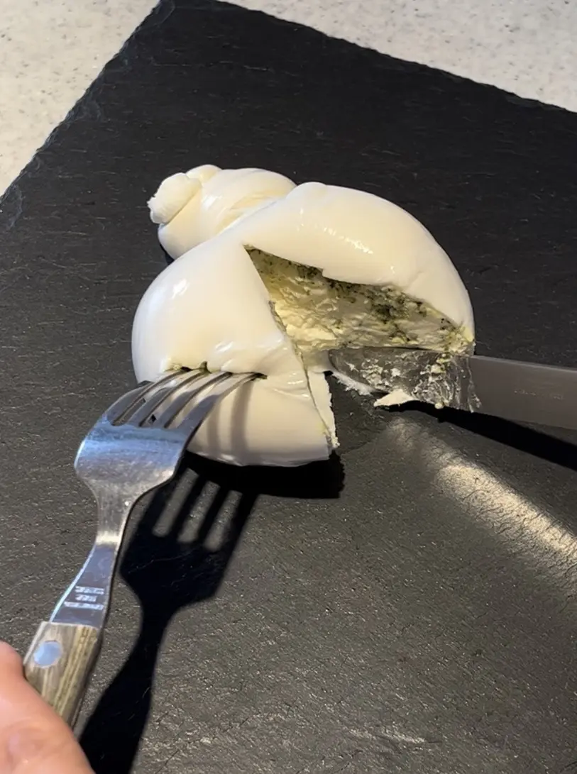 ジェノベーゼのブッラータチーズ